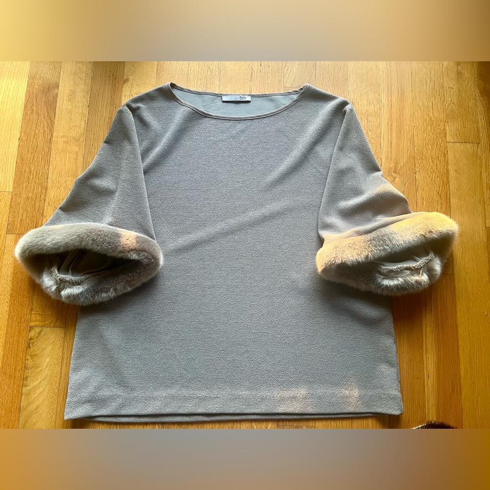 Rare Zara top fur sleeves Grey S. Boxy fit.